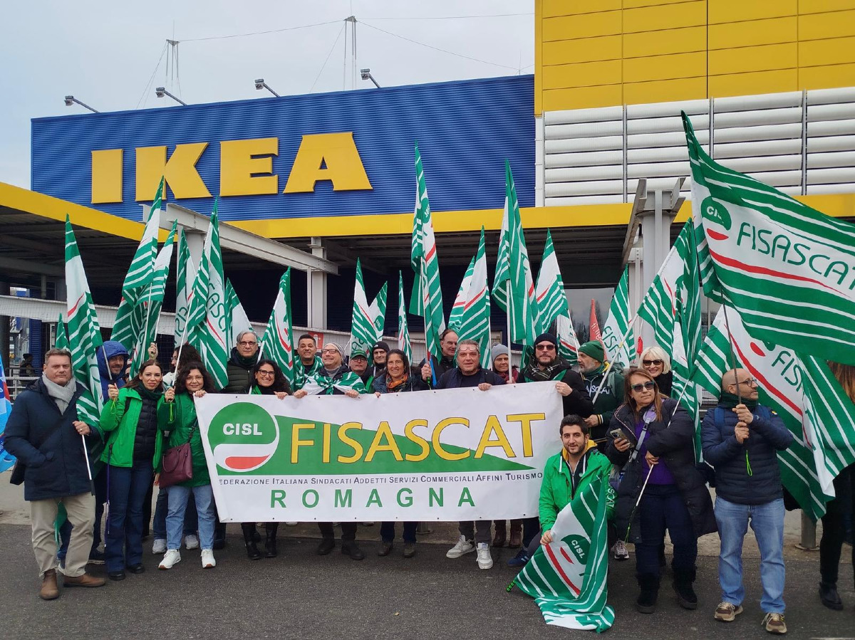 Ikea, massiccia adesione alla giornata di sciopero nazionale: in centinaia da tutta Italia alla manifestazione di Carugate