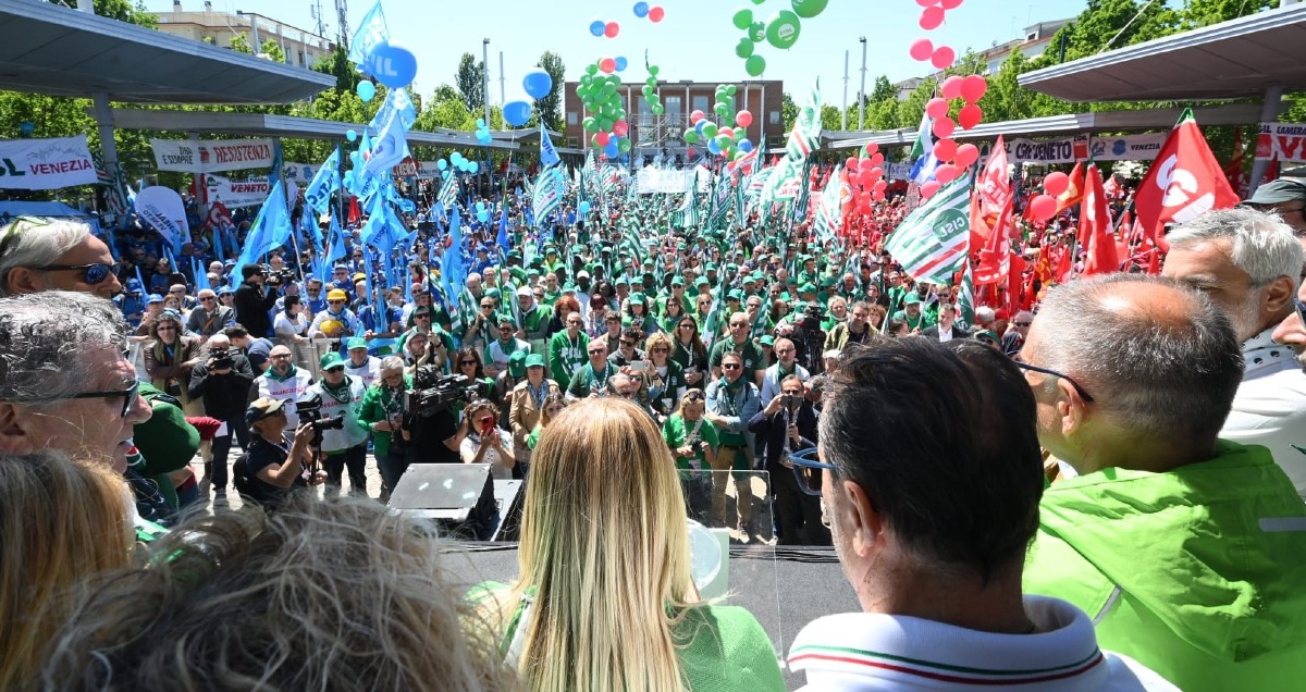 Primo Maggio 2026. A Marghera la manifestazione nazionale Cgil Cisl Uil “Lavoro Dignitoso”, in migliaia in piazza in tutta Italia